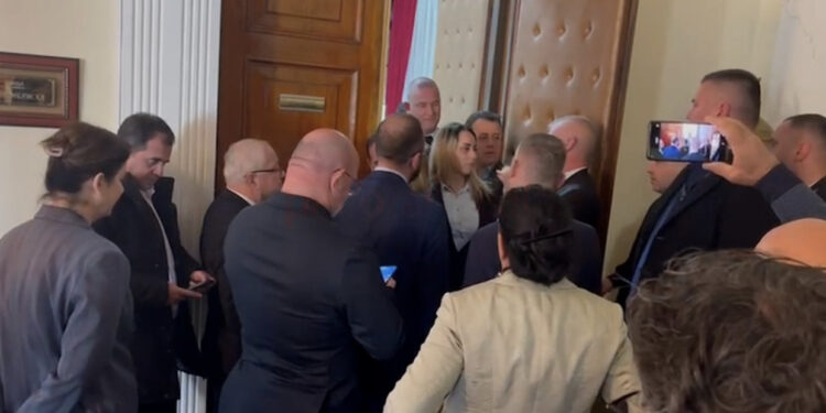 Deputetët e PD tentojnë të bllokojë “Zgjedhoren”, Garda i bën “pritë” tek dera