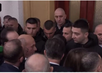 VIDEO/ Tensionohet situata / Deputetët e përjashtuar të PD-së tentojnë të hyjnë me forcë në parlament 