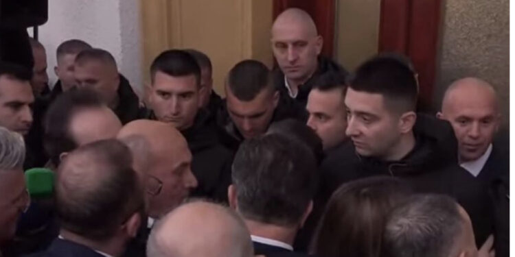 VIDEO/ Tensionohet situata / Deputetët e përjashtuar të PD-së tentojnë të hyjnë me forcë në parlament