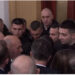VIDEO/ Tensionohet situata / Deputetët e përjashtuar të PD-së tentojnë të hyjnë me forcë në parlament