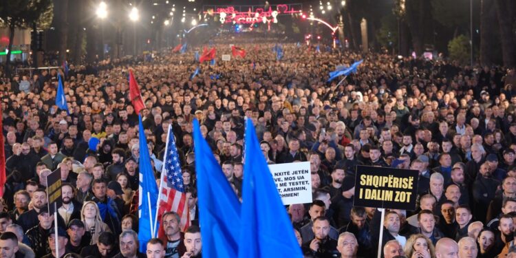 “20 Shkurti”/ Fjalime, tymuese dhe “hijet e protestës”, çfarë ndodhi para Kryeministrisë?