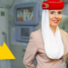 Nuk ju ka shkuar mendja ndonjëherë! Kjo ëshë arsyeja pse stjuardesat e mbajnë një dorë pas shpine kur hipni në avion