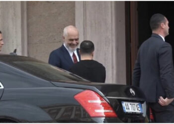 Zelensky mbërrin në Kryeministri, shtrëngon duart me Ramën