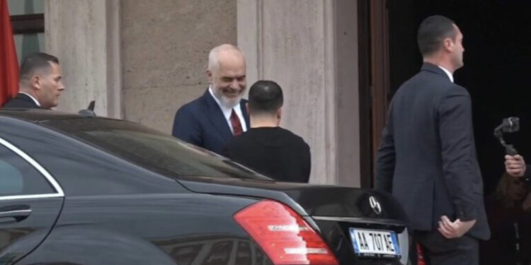 Zelensky mbërrin në Kryeministri, shtrëngon duart me Ramën