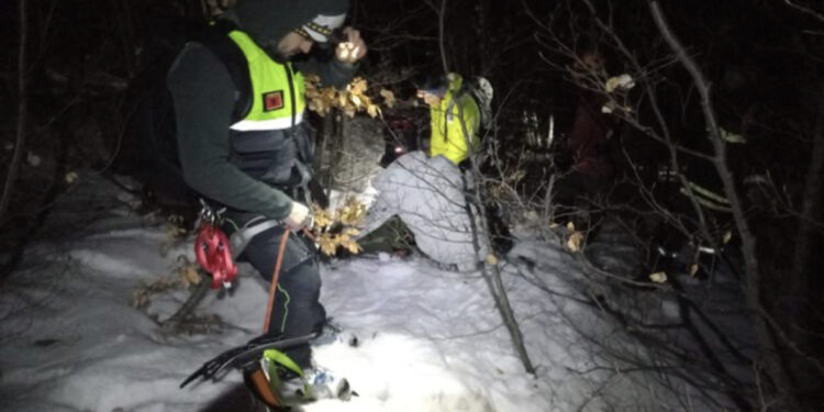 Turisti nxirret nga Boga me këmbën e thyer