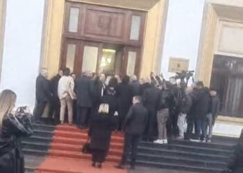 “Jam me shërbim”! Ka përplasje, Dogjani kacafytet me gardën: Hape rrugën