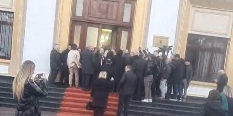 “Jam me shërbim”! Ka përplasje, Dogjani kacafytet me gardën: Hape rrugën