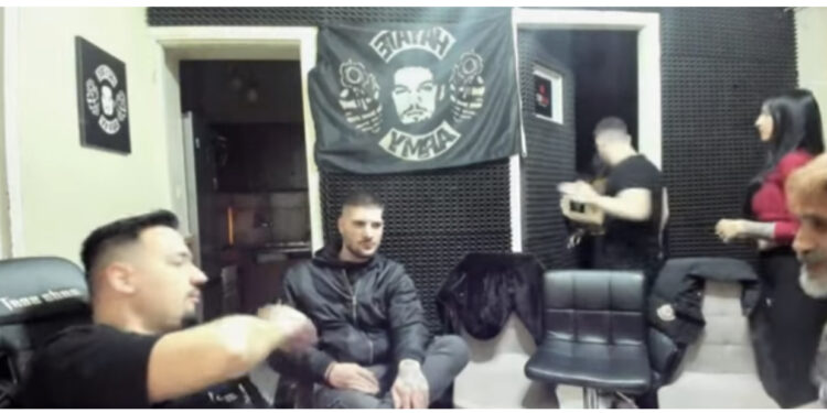 Policia greke arreston tik-tokerin shqiptar, abuzonte, shante dhe ofendonte personat me aftësi të kufizuara