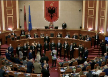 Seanca në Kuvend mbyllet “shpejt e shpejt”,  nuk kalon ligji i basteve