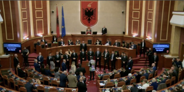 Seanca në Kuvend mbyllet “shpejt e shpejt”,  nuk kalon ligji i basteve