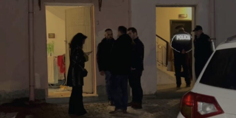 EMRAT/ Tragjedia në Korçë, vajza dyshohet se humbi jetën nga një atak kardiak, nëna e paralizuar ndërroi jetë më pas