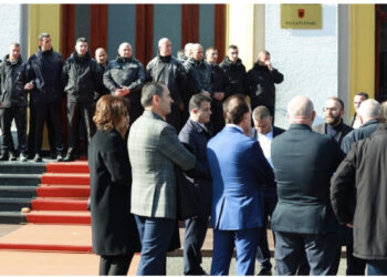 U la jashtë seancës në Kuvend, Bardhi: Nuk e përjashtojmë futjen në grevë urie