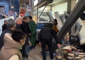 Aksident i frikshëm/ “Toyota” del nga rruga dhe shkatërron dyqanin