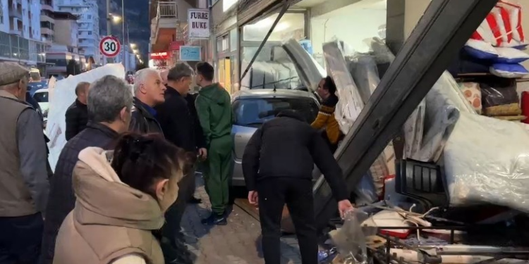 Aksident i frikshëm/ “Toyota” del nga rruga dhe shkatërron dyqanin