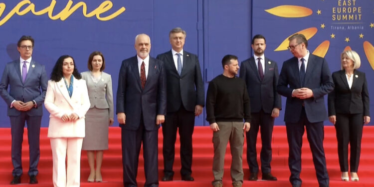Fotoja familjare mbyll samitin e Tiranës, Vuçiç largohet pa firmosur