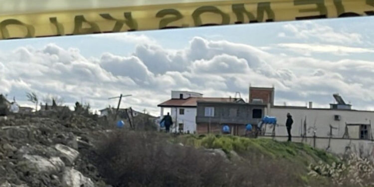 Familja e dinte se 19-vjeçarja vrau të atin me armë zjarri, e ndihmuan: E varrosi në kasollen e lopës!