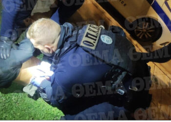 FOTO/ Dalin pamjet nga sulmi me armë në Athinë, shqiptari i plagosur i shtrirë përtokë, i vinë në ndihmë policët