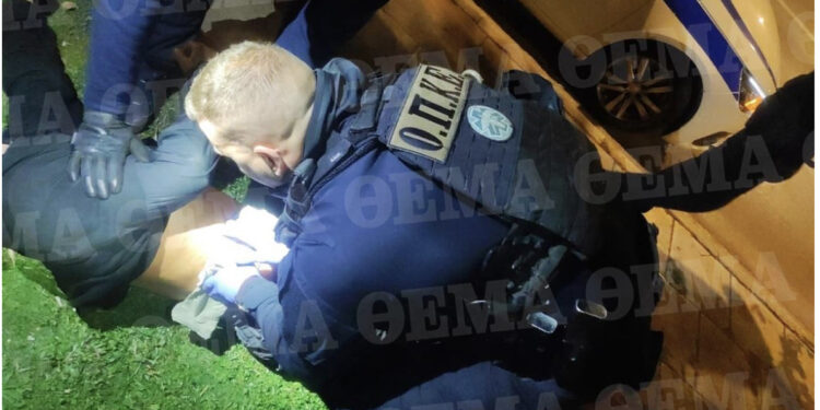 FOTO/ Dalin pamjet nga sulmi me armë në Athinë, shqiptari i plagosur i shtrirë përtokë, i vinë në ndihmë policët