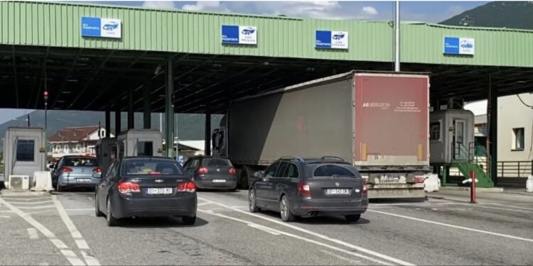 Kontrabandë nga Kosova/ 103 kuti me pije alkoolike dhe energjike, arrestohen në flagrancë 54-vjeçari dhe doganieri