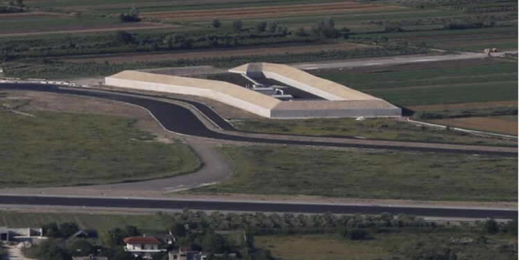 FOTO/ Tashmë bazë e NATO-s, ja si duket aeroporti i rikonstruktuar i Kuçovës