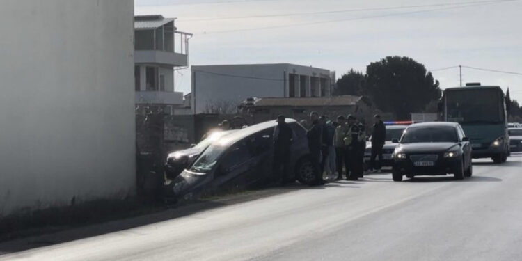 Aksident në Shijak, makina përfundon në kanal , zbardhen detajet e para
