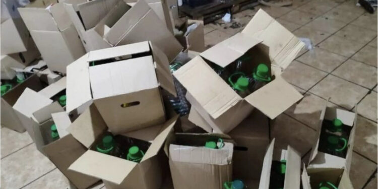 Kthente vajin e lulediellit në vaj ulliri “ekstra të virgjër” përmes kimikateve dhe e shiste në Shqipëri, kapet 48-vjeçari grek