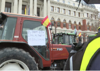 Fermerët spanjollë demonstrojnë me traktorë para ministrisë së bujqësisë në Madrid