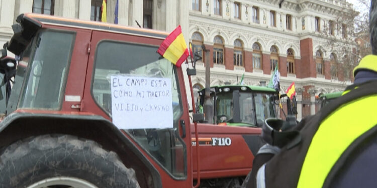 Fermerët spanjollë demonstrojnë me traktorë para ministrisë së bujqësisë në Madrid