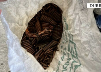 Iu gjetën qindra fishekë në banesë, arrestohet 49-vjeçari në Durrës