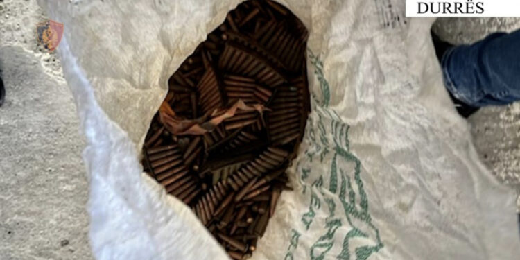 Iu gjetën qindra fishekë në banesë, arrestohet 49-vjeçari në Durrës