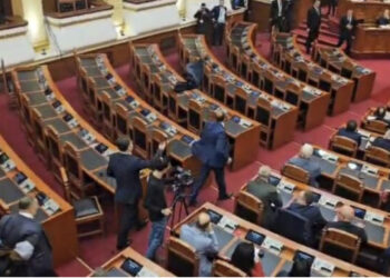 “Do ta paguash”! Bardhi hedh xhaketën, pas përplasjes me Ramën del në shesh