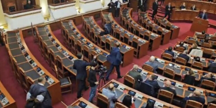 “Do ta paguash”! Bardhi hedh xhaketën, pas përplasjes me Ramën del në shesh