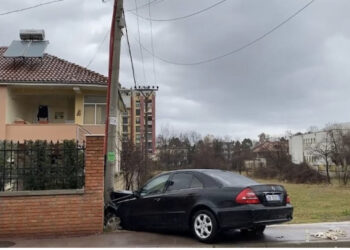 Tjetër aksident, makina ja këput shtyllës, lë lagjen pa drita