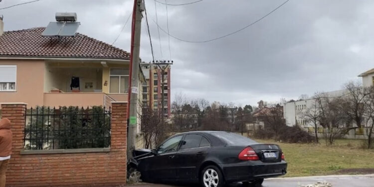 Tjetër aksident, makina ja këput shtyllës, lë lagjen pa drita