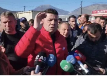 Kërkesat/ Blegtorët protestë në Gjirokastër, bllokojnë aksin Kardhiq-Delvinë 