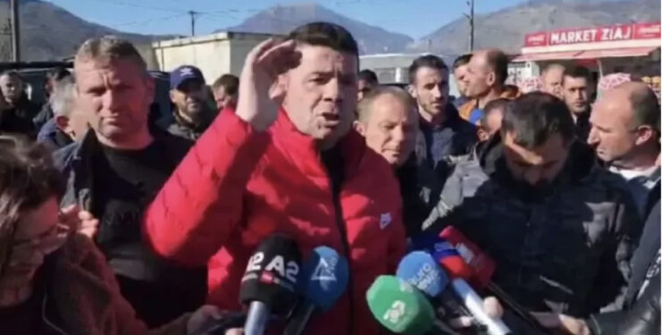 Kërkesat/ Blegtorët protestë në Gjirokastër, bllokojnë aksin Kardhiq-Delvinë 