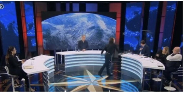 VIDEO/ “Moj motër ule zërin”, sherr live mes të ftuarve, Laert Vasili i hedh ujë në fytyrë sekretarit të OMONIA-s