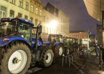 Fermerët “rrethojnë” Parlamentin Europian me traktorë