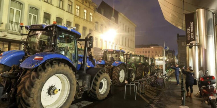 Fermerët “rrethojnë” Parlamentin Europian me traktorë