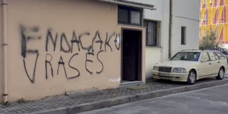 ‘Endacaku vrasës’! Mesazhi pas tritolit në derën e shtëpisë së killerit