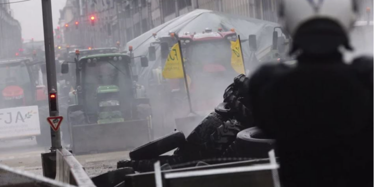VIDEO/ Përplasje mes policisë dhe fermerëve në Bruksel