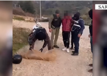 Policia kap “mat” 18-vjeçarin që do shiste armë në Sarandë, në pranga edhe bashkëpunëtori