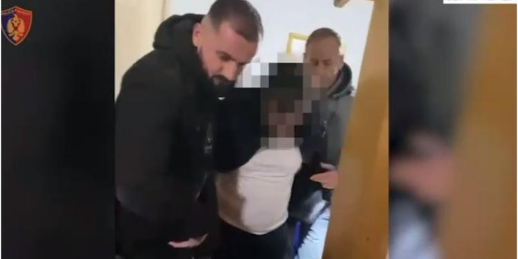 EMRI/ Goditi me grushte rojën e spitalit, arrestohet 34-vjeçari, mbante 2 pistoleta në shtëpi