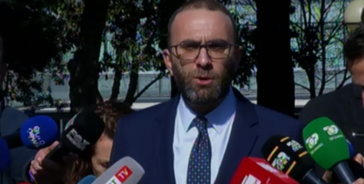 Bardhi akuza socialistëve: Tentuan t’ia faturonin opozitës ligjin për amnistinë. Drafti për emigrantët cënon Kushtetutën!