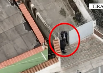 Droni u bën gjëmën dy vëllezërve tiranas, kapet detektues përgjuesish dhe drogë