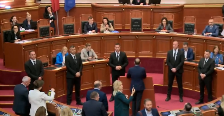 Nis seanca plenare, sërish tensione në Kuvend