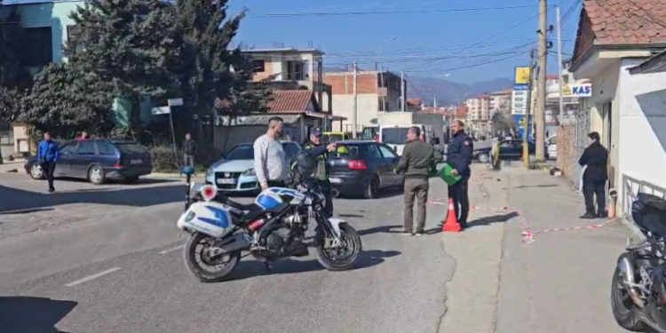 Aksident në Pogradec, 24-vjeçari niset me urgjencë drejt Tiranës