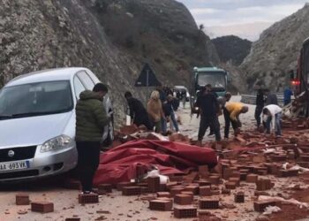 FOTO/ Tullat bien nga kamioni në aksin Kardhiq-Sarandë, makina përfundon sipër tyre