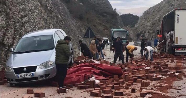 FOTO/ Tullat bien nga kamioni në aksin Kardhiq-Sarandë, makina përfundon sipër tyre