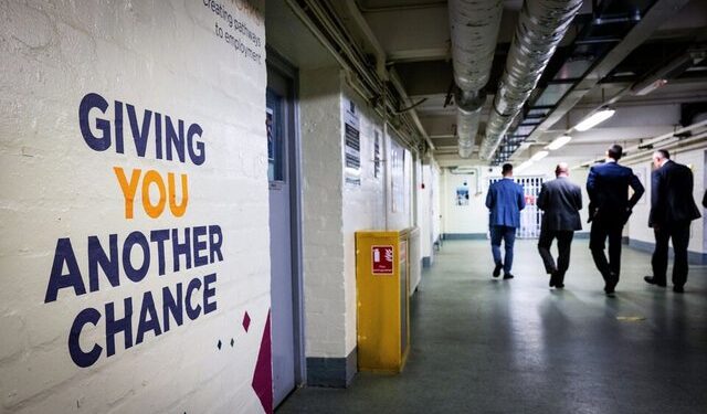 Përbëjnë pjesën më të madhe të të huajve në burgje, ministri britanik: Ka nisur deportimi i të burgosurve shqiptarë në vendin e tyre